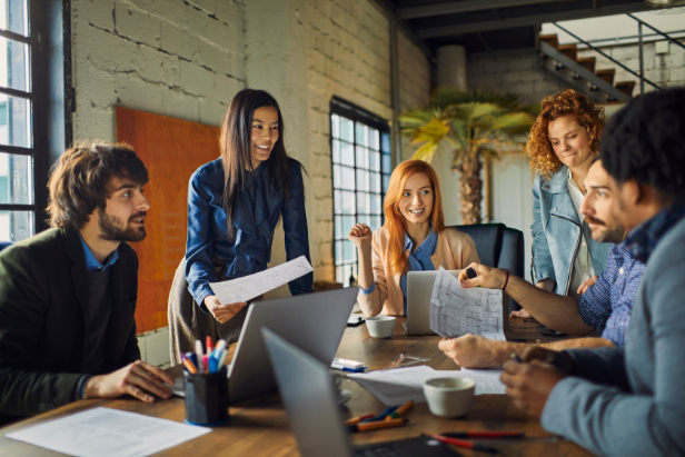Team am arbeiten und reden