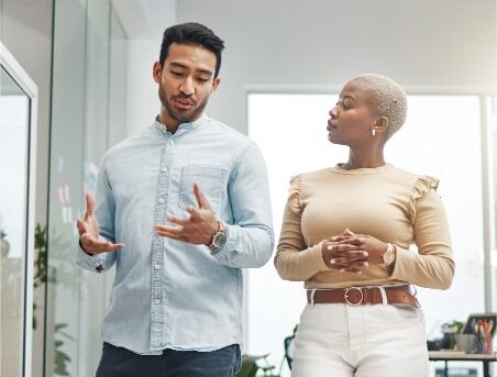 Frau und Mann unterhalten sich und gestikulieren