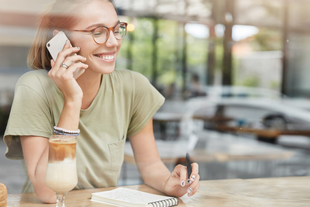 Junge Frau telefoniert und lacht